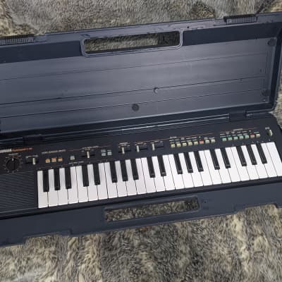 Yamaha PS-400 PortaSound Electronic Keyboard with solid carry case and power supply Case
