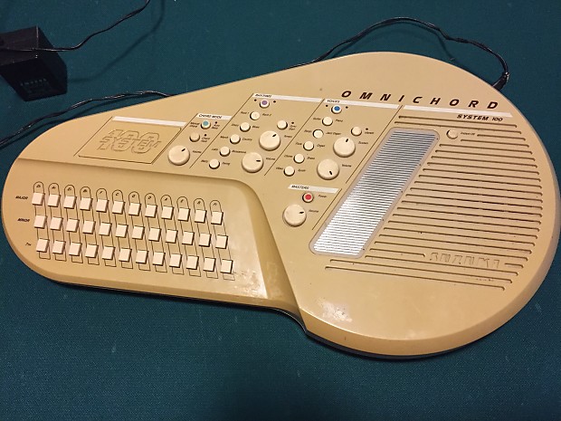 Suzuki Omnichord OM 100