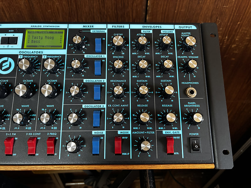 Moog Minimoog Voyager RME Rack Mount Edition Monophonic Synthesizer |  Reverb Canada