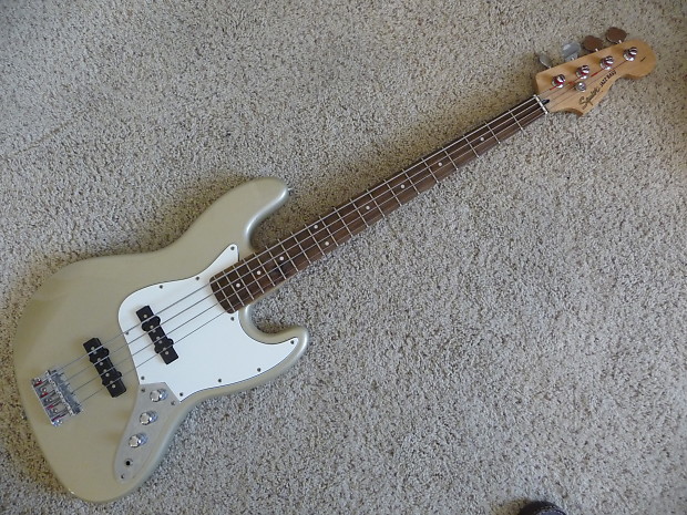 Squier Jazz Bass – Fender