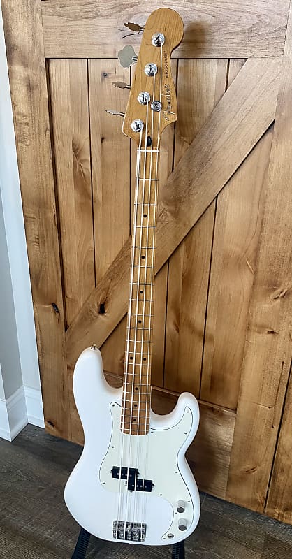 Unique! - Fender Player Precision Bass with Fender Roasted Maple