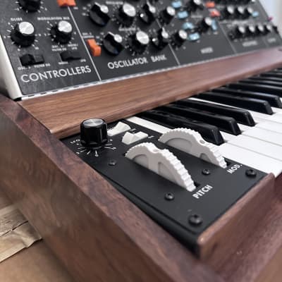 (Walnut Limited edition) Moog Minimoog Model D Reissue