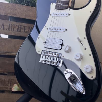Squier Affinity Series Stratocaster HSS with Rosewood Fretboard 2010 - Black image 1
