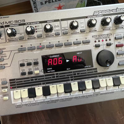 Roland MC-303 Groovebox 1990 - 1998