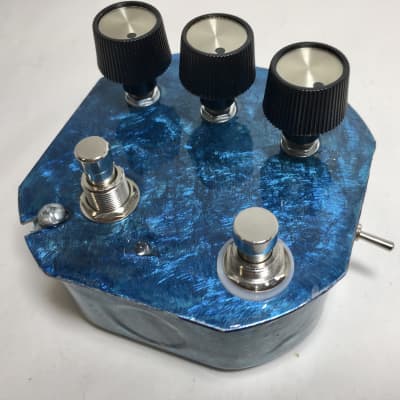 Speebtone DELUXE Bastard Son of Harmonic Jerk-u-Lator Fuzz/Distortion with Voltage Starve, Fat Boost, Feedback/Oscillation, and Momentary On/Off Stutter 2023 - Sapphire Bullets of Pure Love Gloss image 2