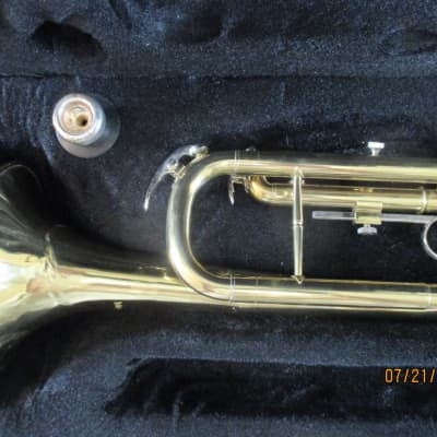 Mendoni brand trumpet with case and mouthpiece image 2