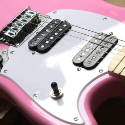 SQUIER "Sonic Mustang HH, Flash Pink , Maple" 2, 9 KG by FENDER image 4
