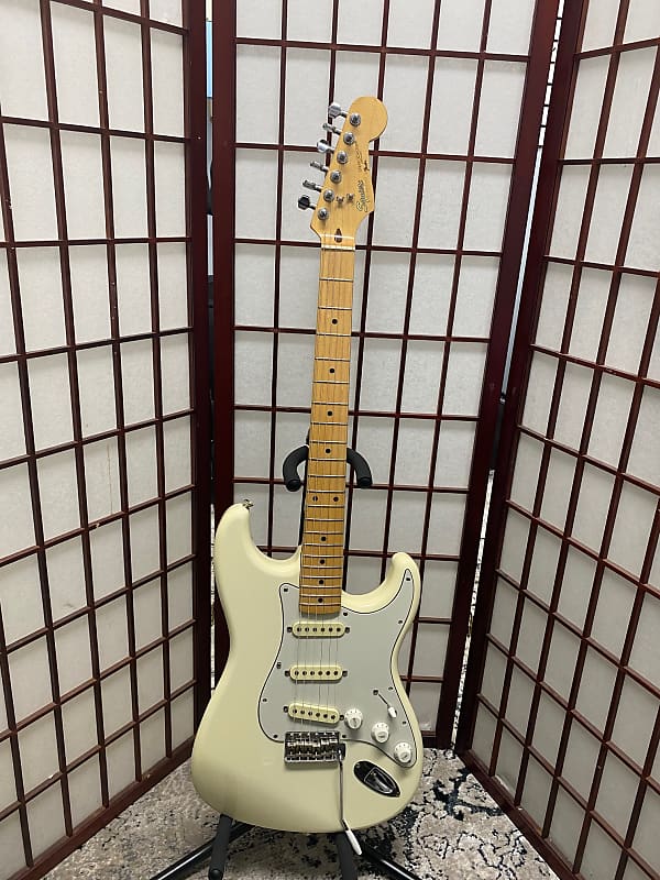 Squier Standard Stratocaster with Maple Fretboard (Made In Japan) 1984 - 1987 - Arctic White image 1