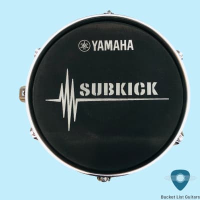 Yamaha SKRM100 SUBKICK - динам. микрофон для бочки 50-2000Hz, XLR, стойка