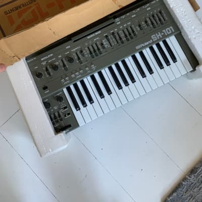 Roland SH-101 Boxed + Handle + Leather Roland Strap