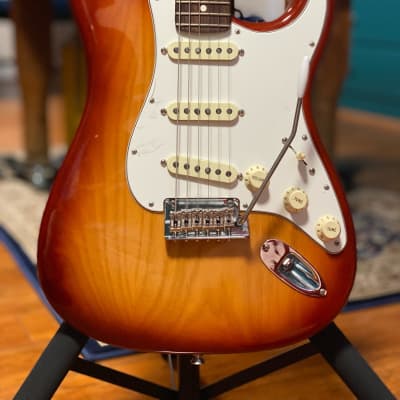 Fender American Pro Stratocaster 2019 Sunburst image 2
