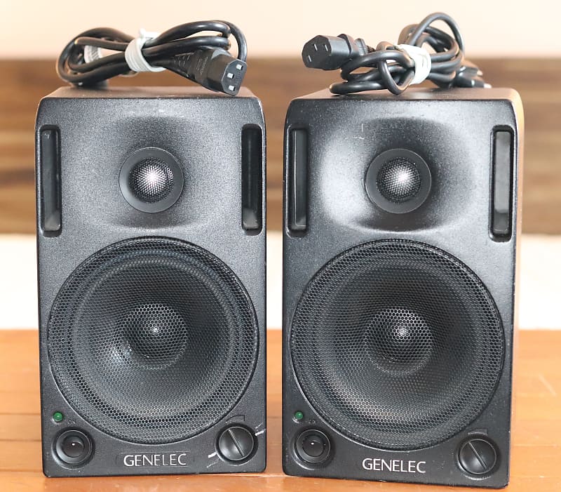 付属品は電源コードのみGENELEC 1029A モニタースピーカー