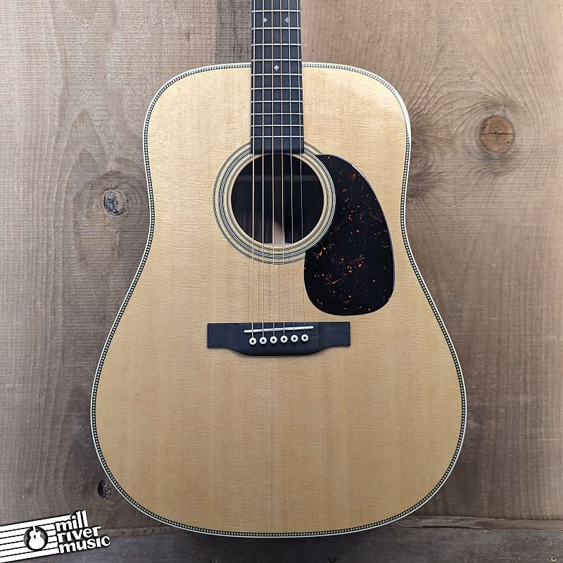 Martin HD-28 - Acoustic Guitar - Natural w/Hardshell Case