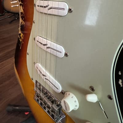 Fender Custom Shop '62 Stratocaster in Heavy Relic Sunburst w/ Lindy Fralin Split Blade Pickups image 5