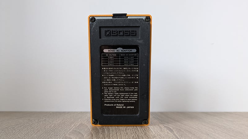 最初期ロゴ！BOSS SUPER Distortion & Feedbacker 3 MINUTES WITH THE BOSS DF-2 - YouTube