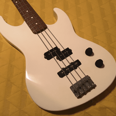 Fender Prodigy 4 String Active Bass 1991 / 1993 White image 2
