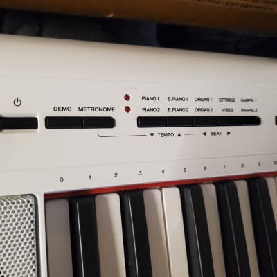 Yamaha Piaggero NP-12 Portable Piano 2016 - Present - White image 15