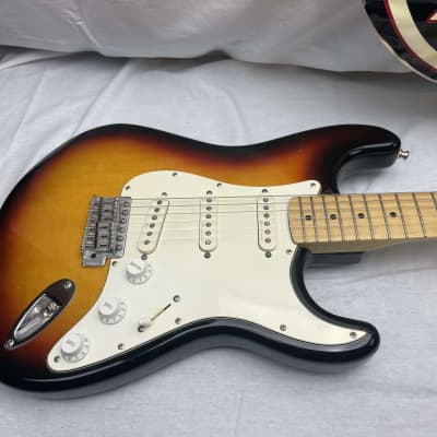Fender Standard Stratocaster Guitar with Noiseless pickups - MIM Mexico 2003 - 3-Tone Sunburst / Maple neck image 2