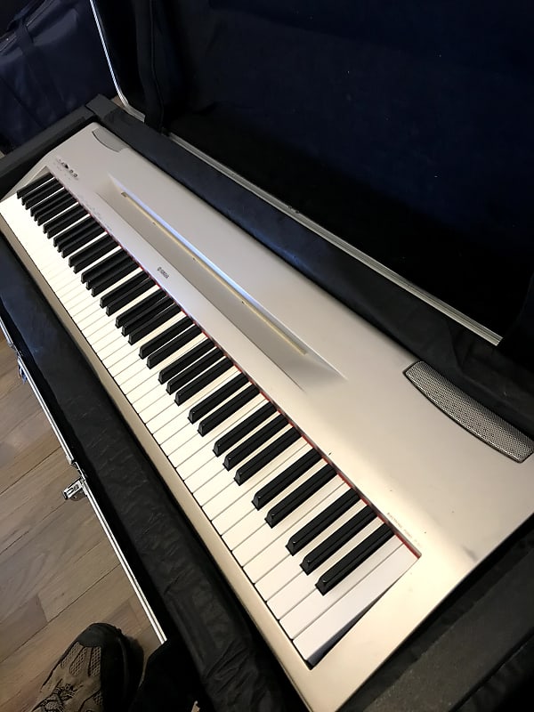 Yamaha P60 keyboard piano with Gator hard case and stand