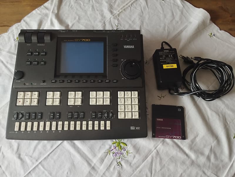 Yamaha QY700 Music Sequencer 1996 Brown Reverb