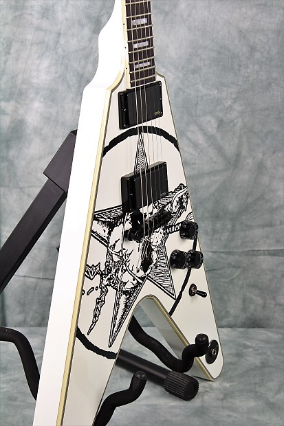 Dean Eric Peterson Old Skull V White (2019) - Guitar Compare