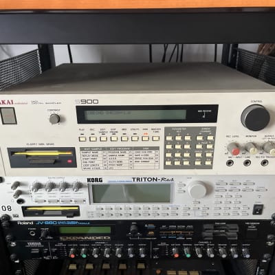 Akai S900 MIDI Digital Sampler 1986 - White