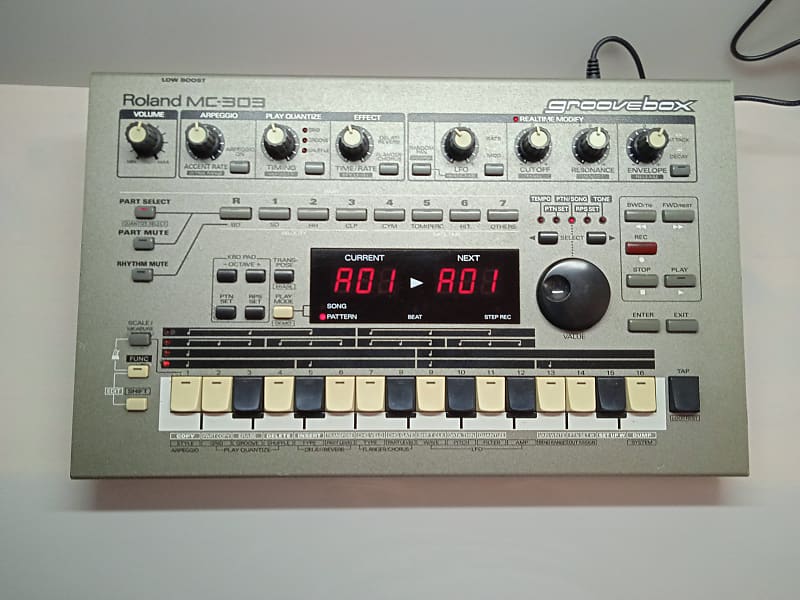 Roland MC-303 Groovebox 1990 - 1998 - Silver | Reverb