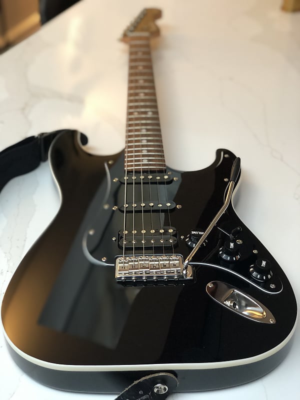 Fender Aerodyne Stratocaster MIJ Medium Scale HSS 2019 Black and White