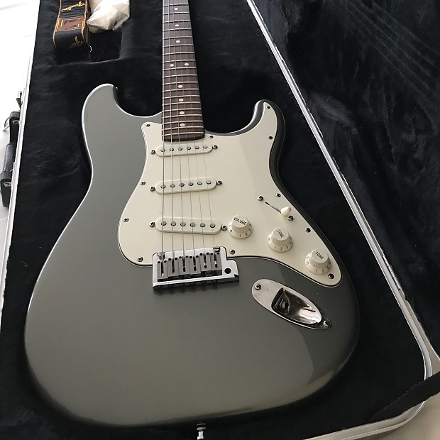 Fender 80 s American Series Stratocaster 1984 1988 Gray White Mint Condition with Case