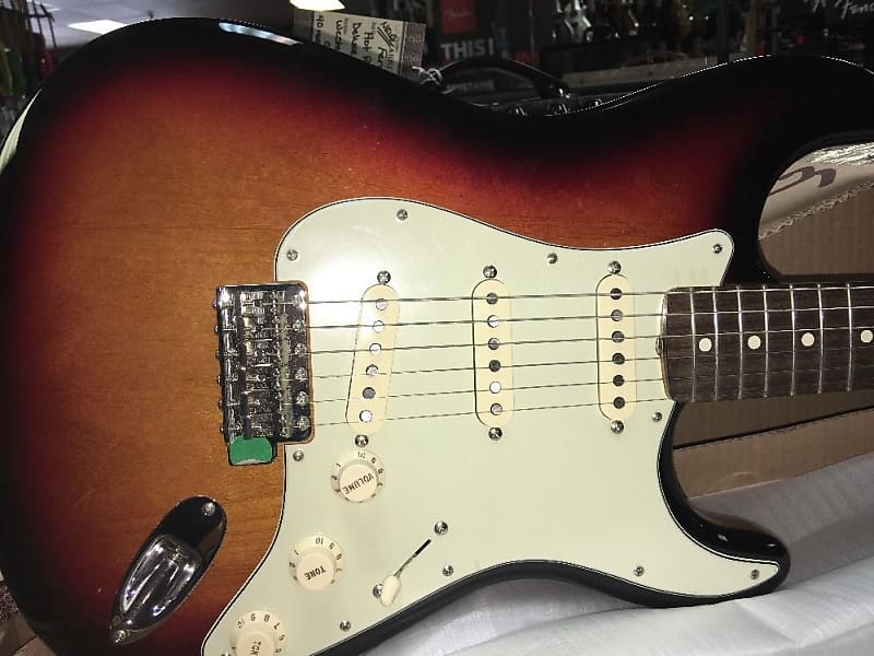 Fender Mexican Standard 60's Stratocaster 3 Tone Sunburst