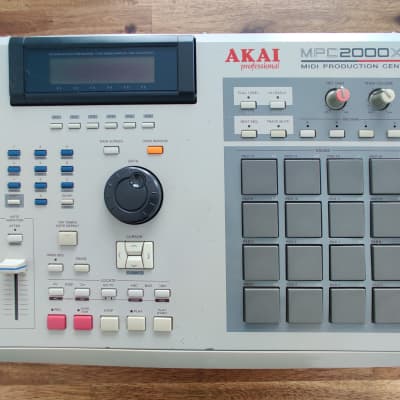 Akai MPC2000XL MIDI Production Center 2000 - 2005 - Grey - 32RAM - 8 OUT