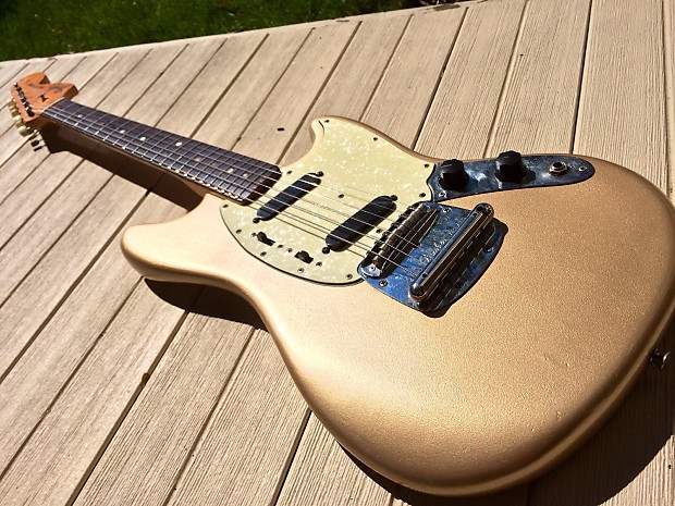 Fender mustang sale gold