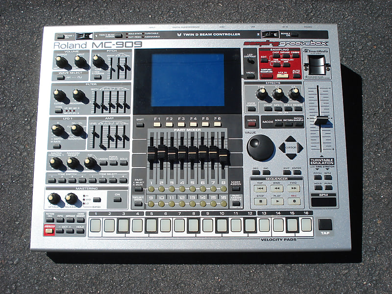 Roland MC-909 Groovebox