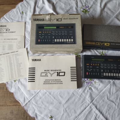 Yamaha QY10 Music Sequencer 1990 - Brown