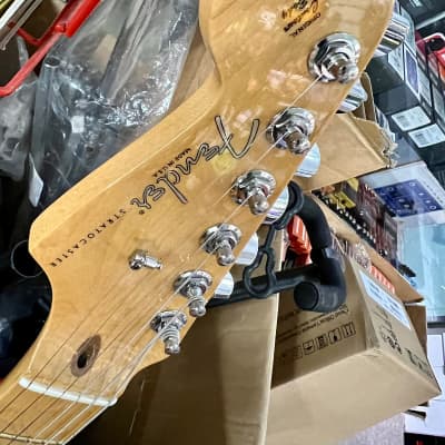 Fender American Standard Stratocaster Left-Handed with Maple Fretboard 2012 3-Colour Sunburst image 3