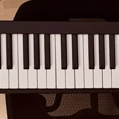 Alesis V61 61-Key USB MIDI Controller with Beat Pads 2017 - 2022 - Black