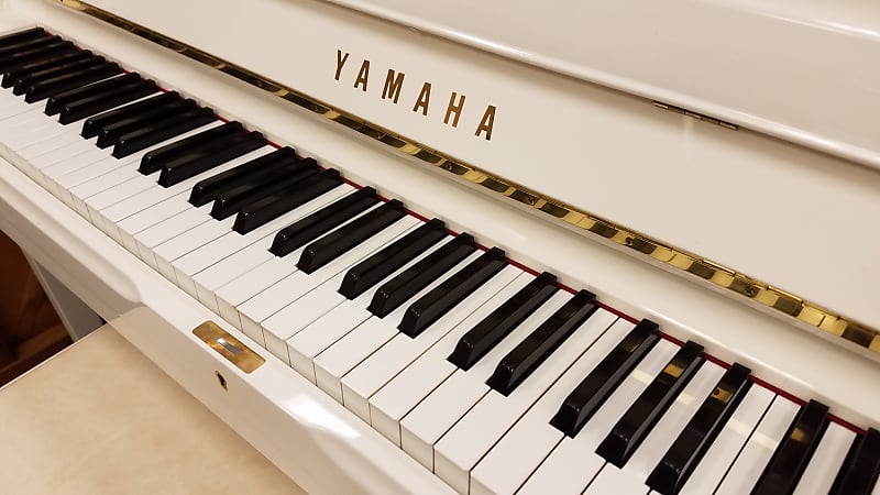 Yamaha U1 48'' Studio Upright Piano Polished White