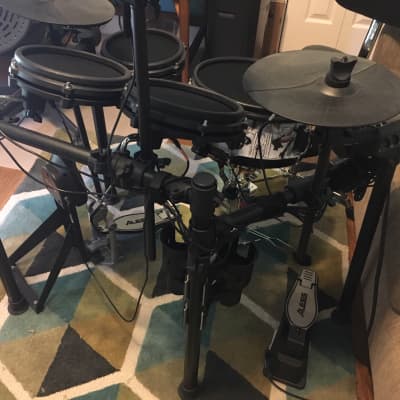 Alesis Nitro Mesh 8-Piece Electronic Drum Kit With Laurin Drums