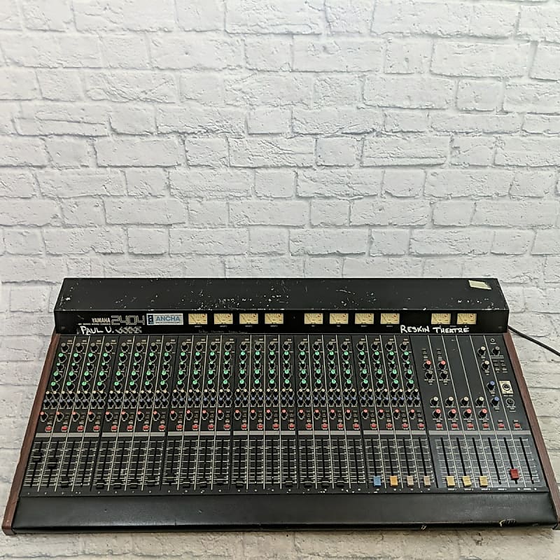 Yamaha MC2404 24Channel Console Mixer Reverb