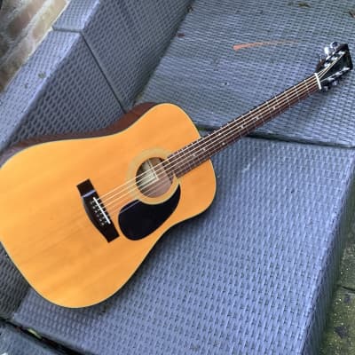 ツアーで活躍するギター達。 本当にギターが好き。 アコギの音の