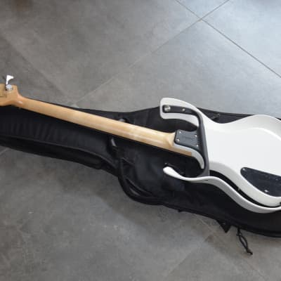 SUNDAY SPECIAL! VOX Starstream Bass white*fine medium scale instrument=perfect for the guitar player or for the bass lady! Comes with a  quality gigbag*very lightweight 2.9kg*rare model*brand new* image 5