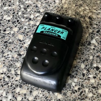 ibanez アイバニーズ　SOUND TANK SERIES FLANGER Ibanez Soundtank FL5 Flanger - An ugly duck with a beautiful