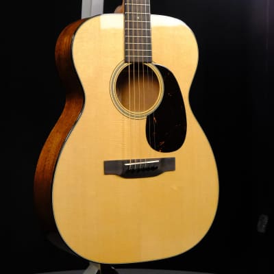 Martin 00-18 Acoustic Guitar - Natural image 7