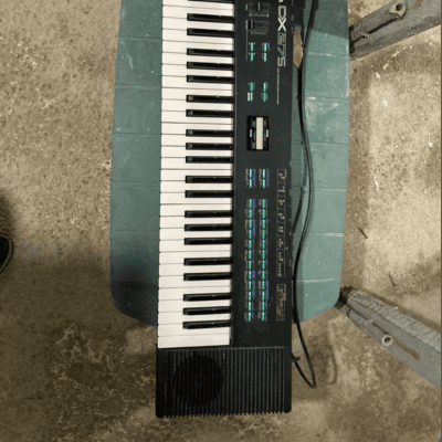 Yamaha DX27S 61-Key Digital Programmable Algorithm Synthesizer with Speakers