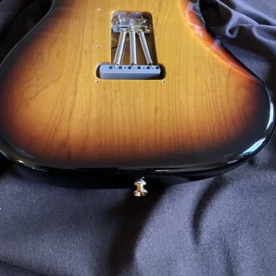 Fender Stratocaster Deluxe Players Loaded Body Vintage Noiseless Pickups 3 Tone Sunburst image 9