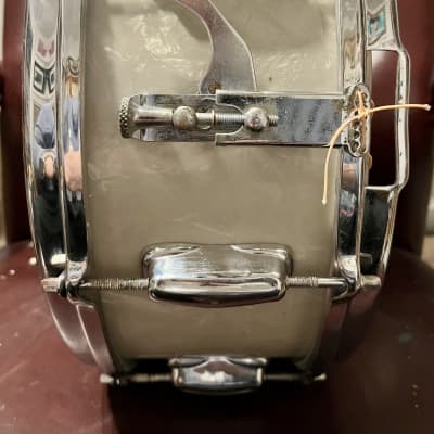 Slingerland No. 151 Student Model Radio King 5.5x14" 8-Lug Snare Drum with Rapid Strainer 1960 - 1963 - White Marine Pearl image 3