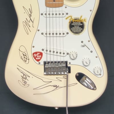 Fender Standard Stratocaster with Maple Fretboard 1998 - 2005 - Arctic White image 2