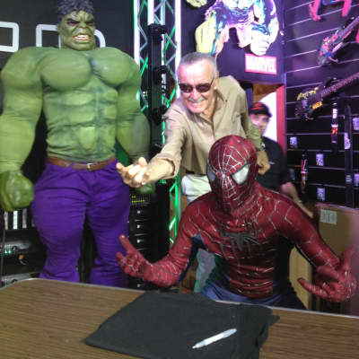 Peavey “FULL SIZE” LIMITED EDITION IRON MAN ROCKMASTER SIGNED BY STAN LEE (never played) with all accessories & photo of STAN SIGNING IT!! image 8