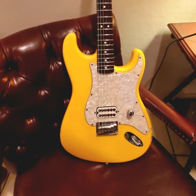 Fender  Tom Delonge signature series Stratocaster with Hardshell case 2002 Graffiti Yellow image 2