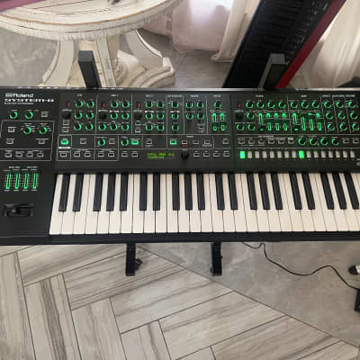 1 synthétiseur ROLAND System 8 avec support
